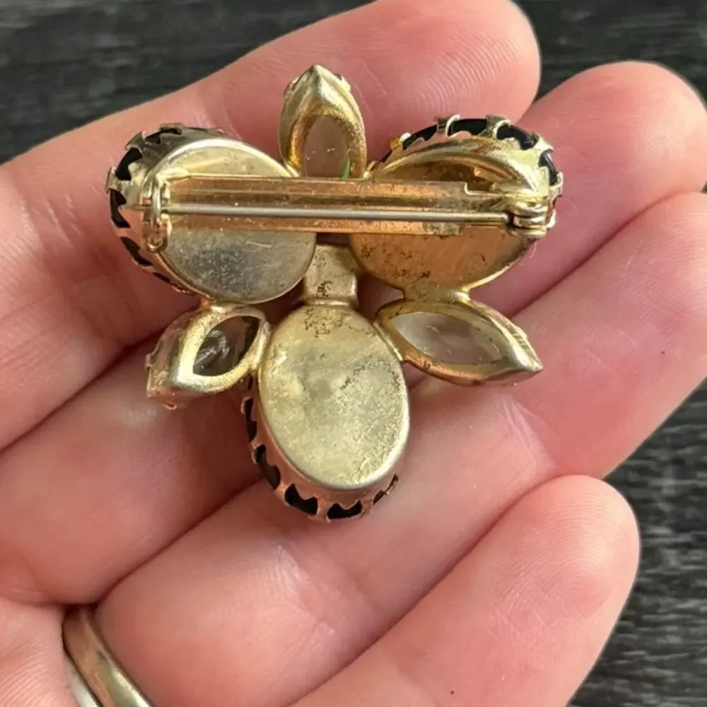 Vintage 1960s‎ Green Stones And Gold Tone Cabochon Prong Set Brooch Pin